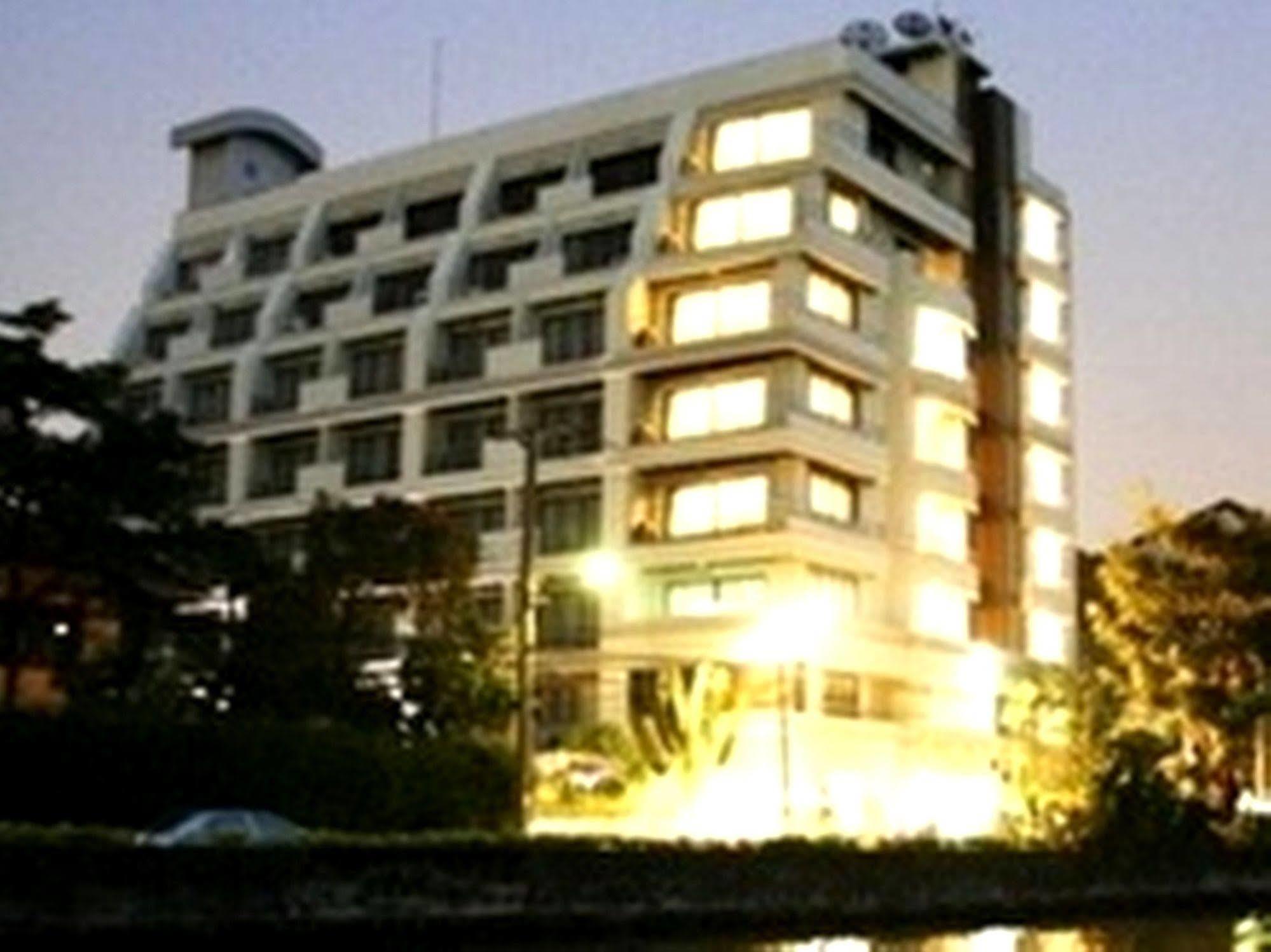 Ziniza The Boutique Service Apartment Бангкок Екстер'єр фото
